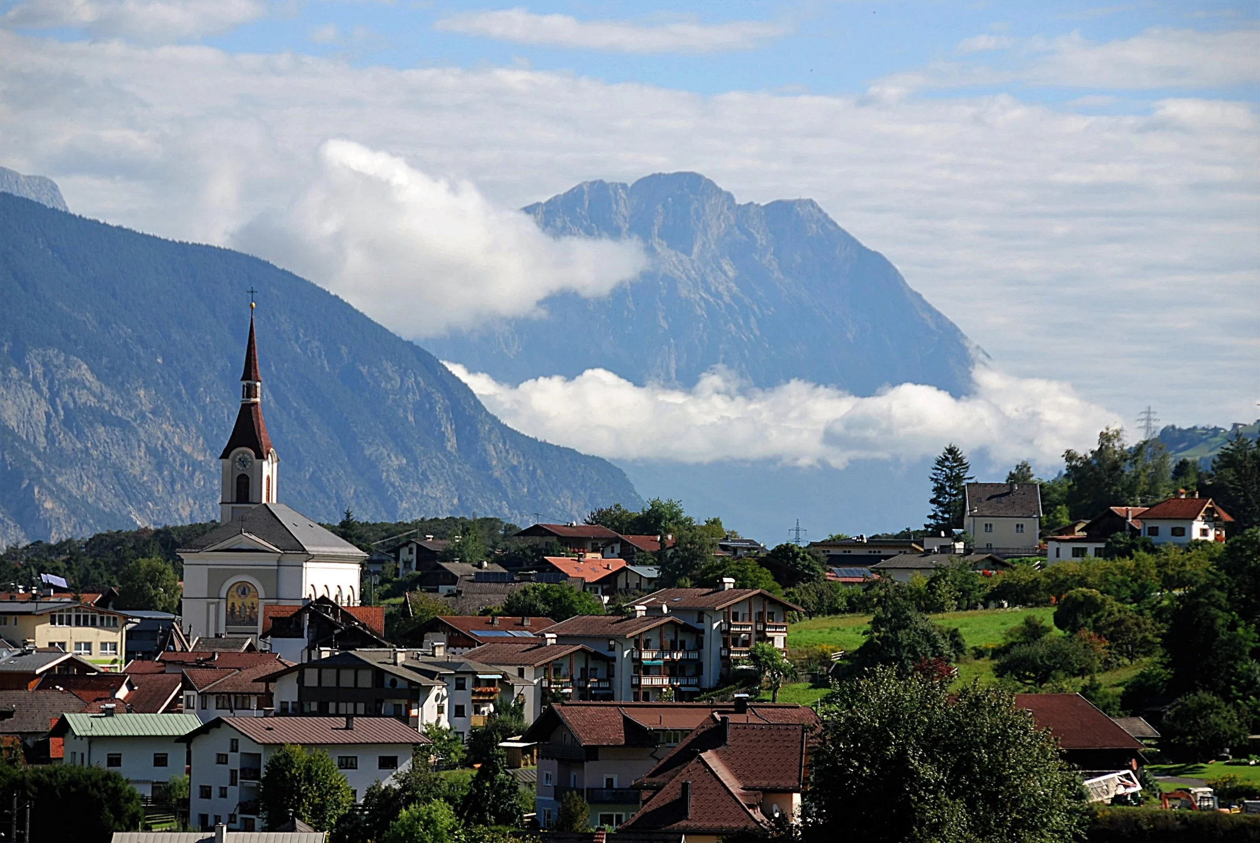 Kirchberg in Tirol mit Kirche und Bergkulisse